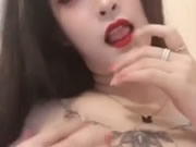 Tatuajes asiáticos Big Boobs disfruta de la masturbación